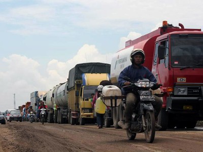 Jalan Rusak Macet Hingga 10 Km