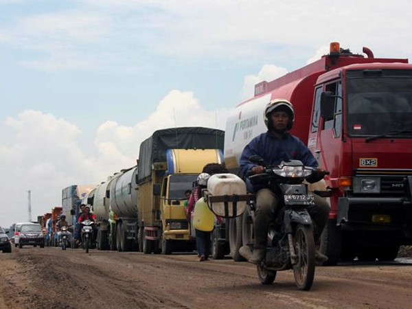 Jalan Rusak Macet Hingga 10 Km