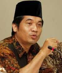 Ray Rangkuti dan Peci Hitamnya