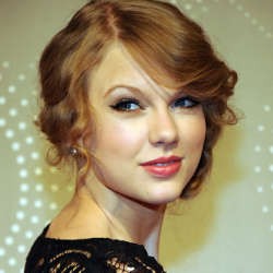 Taylor Swift Beli Rumah Rp 12 Miliar untuk Orangtuanya