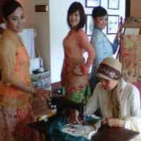 Bergaya Modern dengan Kebaya Encim