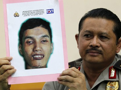 Polisi Tunjukan Foto Pelaku Bom Cirebon