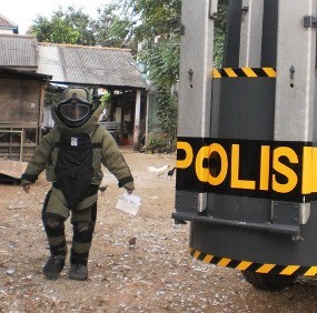 Gegana Ledakkan Benda Mencurigakan di Gedung Islamic Centre Koja