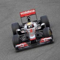 Seru, Hamilton Kalahkan Vettel