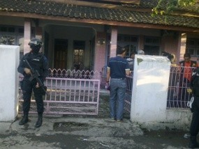 Sisir Rumah Mertua Syarif, Densus Sita Kabel, VCD & CPU 