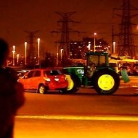 Hii Seram, Traktor Hancurkan Kendaraan di Parkiran