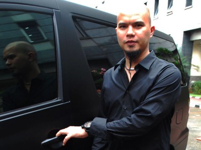 Ahmad Dhani Serba Hitam