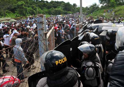 Warga Sumbawa dan Polisi Bentrok