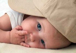Kebiasaan Bayi Masukkan Tangan ke Mulut Bisa Melatih Kemampuan Makan 
