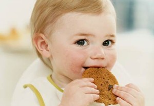 Kapan Waktu yang Tepat Beri Makanan Padat pada Bayi?