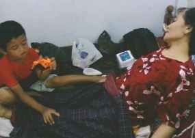 Bocah 5 Tahun Jadi Perawat Ibunya yang Lumpuh