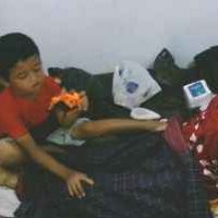 Bocah 5 Tahun Jadi Perawat Ibunya yang Lumpuh