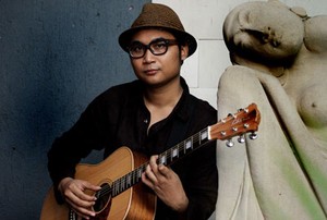 Adhitia Sofyan: Penyanyi dan Pencipta Lagu Kamar Tidur