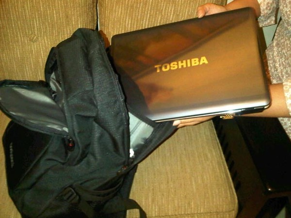 Tas Melinda Berisi Laptop dan Mukena