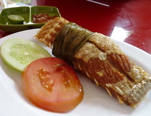 Belida Goreng Plus Es Kacang Merah Racikan Wong Kito