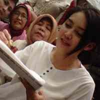 Rieke Dyah Pitaloka Membatik Orasi