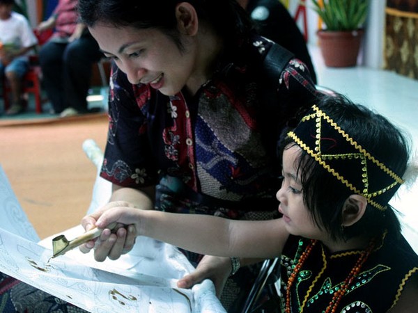 Kartini Kecil Belajar Membatik