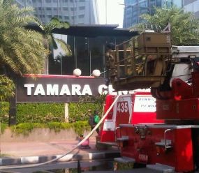 Petugas Masih Cari Titik Api Kebakaran di Gedung Tamara Center
