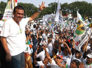 Penyuara Orang Pinggiran itu Telah Pergi, Franky Sahilatua (1953 -2011)
