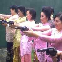 Peringati Hari Kartini, Latihan Menembak Pun Pakai Kebaya