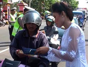 Polwan Lamongan Atur Lalu Lintas Sambil Berkebaya