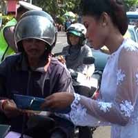 Polwan Lamongan Atur Lalu Lintas Sambil Berkebaya