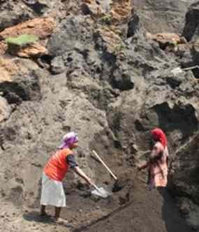 Kisah Dua Janda Penambang Pasir di Hari Kartini