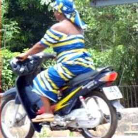 Di Ghana Hanya Kaum Wanita yang Boleh Naik Motor