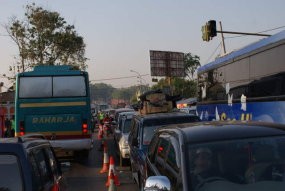Cikampek Macet Parah, Layaknya Mudik Lebaran