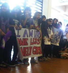 Ratusan Fans Justin Bieber Padati Bandara Soekarno-Hatta