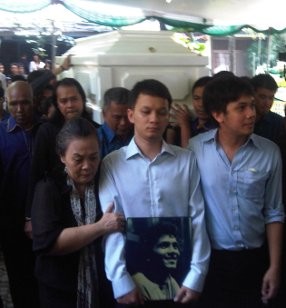 Franky Sahilatua Telah Dimakamkan di TPU Tanah Kusir