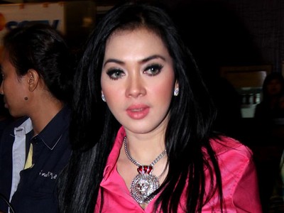 Syahrini Serba Pink