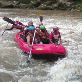 Puluhan Difable & Tuna Netra Berarung Jeram di Sungai Elo