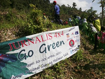 Tanam Pohon di Hari Bumi