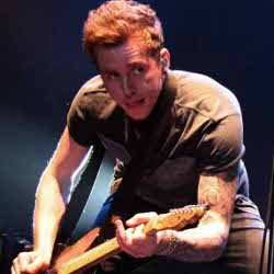 Konser Penuh Keakraban Bersama McFly