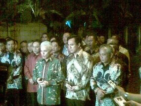 Suasana Tunangan Ibas-Aliya Berlangsung Khidmat, Hatta Bahagia