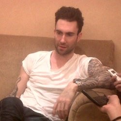 Kurang Sehat, Adam Levine Mengurung Diri di Kamar