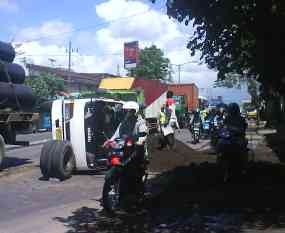 Truk Muat Pasir Terguling, Lalin Malang ke Surabaya Macet