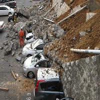 Kaisar Jepang dan Ratu Kunjungi Zona Tsunami