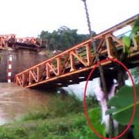 Penampakan Kuntilanak di Bawah Jembatan Nganjuk
