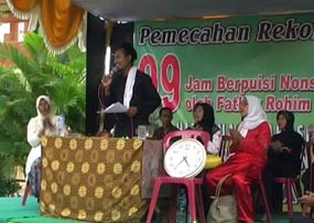 Mahasiswa Lamongan 99 Jam Nonstop Baca Puisi, Rekor Baru