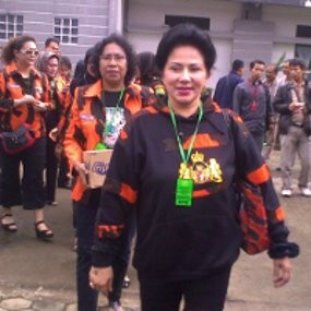 Camelia Malik Datang ke Lapas Pakai Seragam Pemuda Pancasila