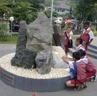 Asik, Pengunjung Bebas Colek Batu Pra Zaman Dinosaurus