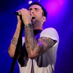 Adam Levine Lakukan Yoga dalam Setiap Kesempatan