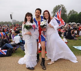 Ribuan Warga Inggris Masih Berpesta di Istana Buckingham