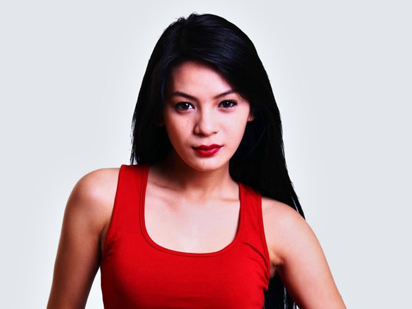 Tasya Djerly Seksi dengan Rok Mini