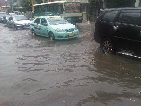 Genangan Air di Cikini, Mobil & Motor Mogok 