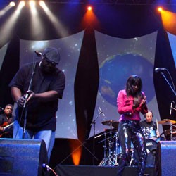 Konser Penuh Cerita & Romantisme ala Incognito