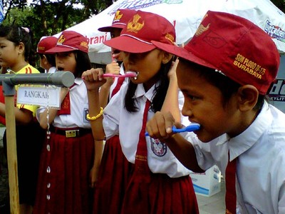 Ribuan Siswa SD Gosok Gigi Massal