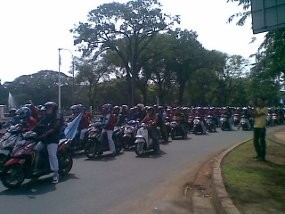 2.000-an Buruh Konvoi Motor Depan Istana